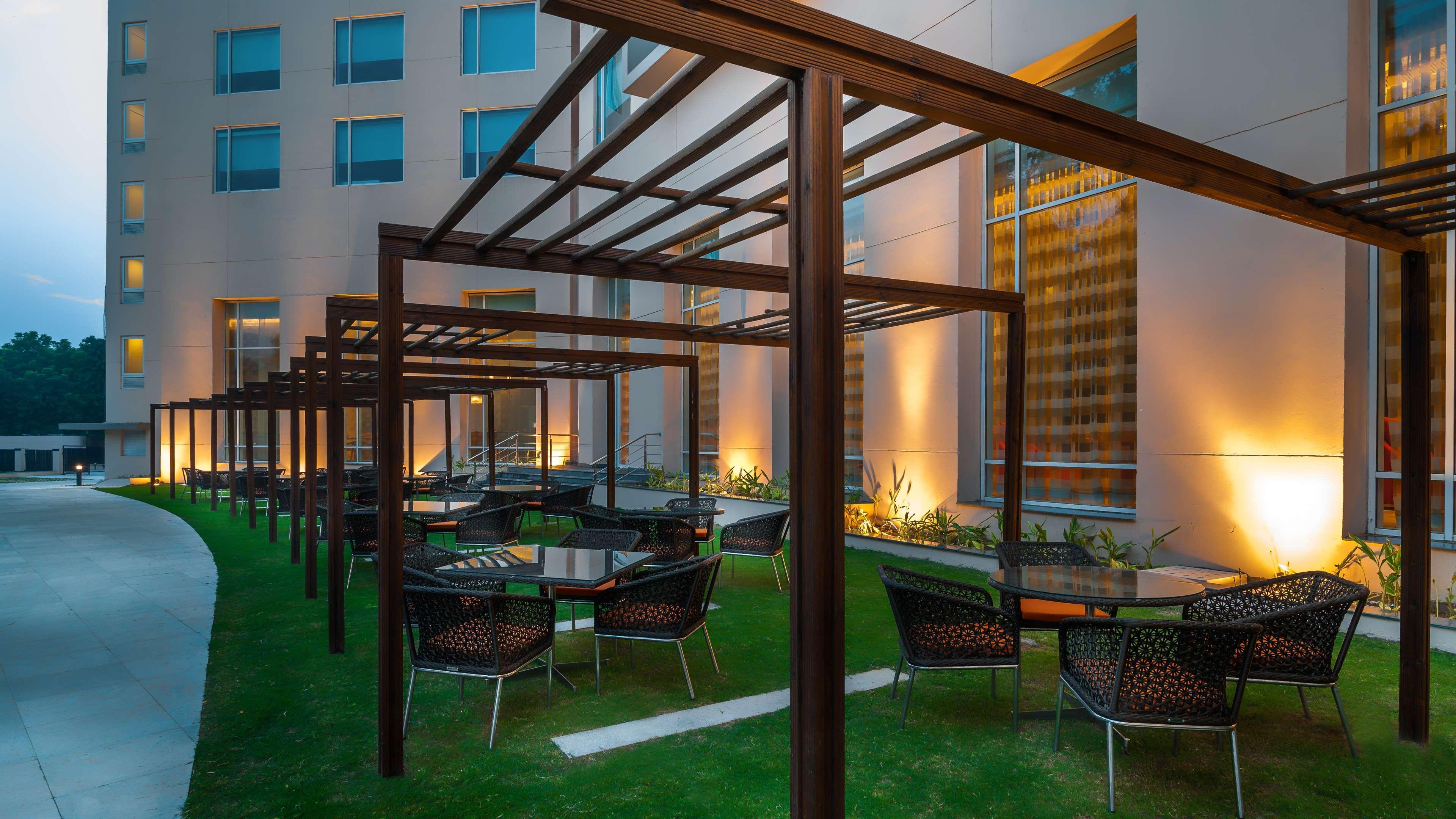 Hyatt Place Gurgaon Udyog Vihar Exterior photo The hotel's garden